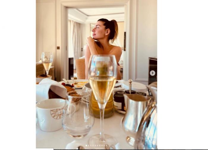 Голая Седокова сфотографировалась за завтраком в Монте-Карло: "А кто сказал, что нельзя?"