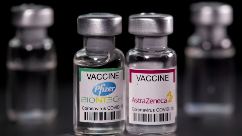 В ВОЗ рассказали о пониженной эффективности вакцин Pfizer и AstraZeneca против «омикрона»