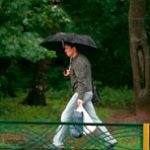 Психологи рассказали, что делает плохая погода с москвичами