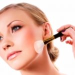 Как правильно наносить пудру на лицо