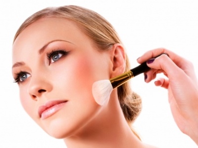 Как правильно наносить пудру на лицо