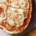 Пицца с курицей, базиликом и моцареллой