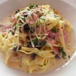 Феттучини с ветчиной и грибами в сливочном соусе