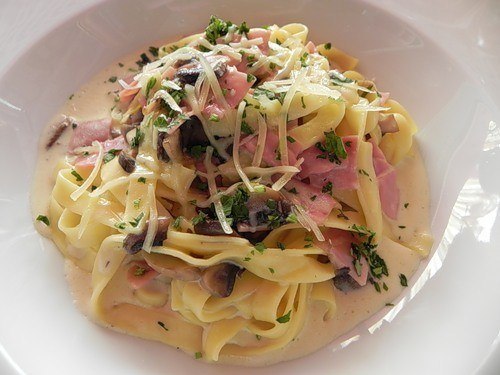 Феттучини с ветчиной и грибами в сливочном соусе