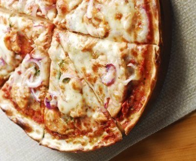 Пицца с курицей, базиликом и моцареллой