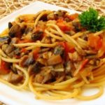 Спагетти с грибами и помидорами