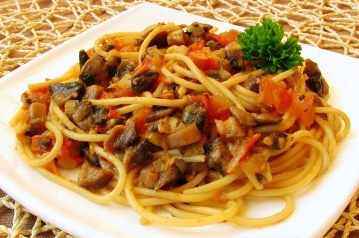 Спагетти с грибами и помидорами