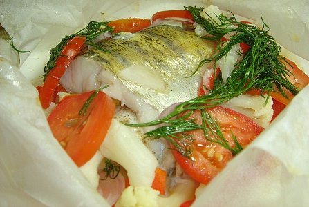 Рыба, запеченная в пергаменте с овощами