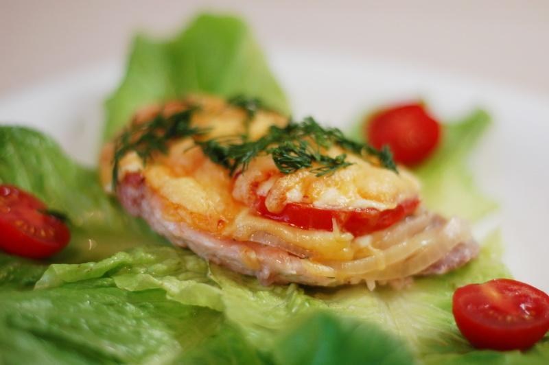 Мясо по-французски с помидорами