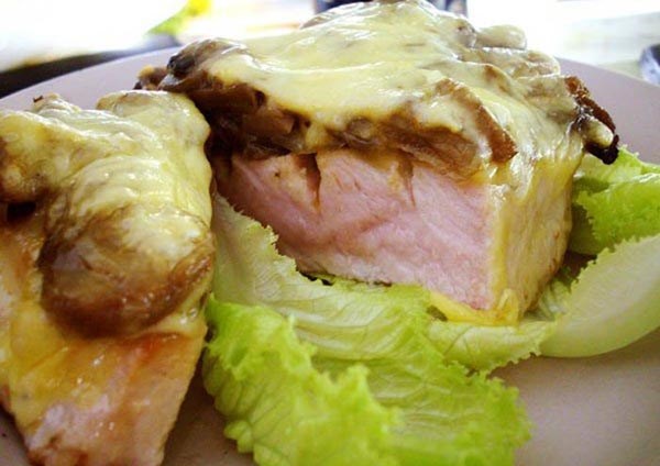 Запеченное мясо с грибами и сыром