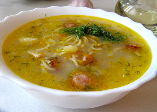 Суп с охотничьими колбасками