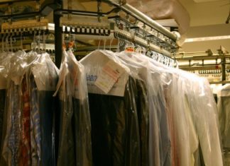 Какую одежду необходимо отдавать в химчистку?