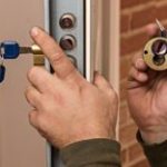 Как заменить личинки входной двери