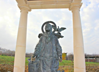 Женщины едут в Себино… поплакать. Матронушка их видит и слышит