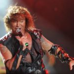 Валерий Леонтьев в пиджаке на голое тело показал молодецкую удаль на сцене Кремля