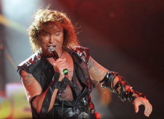 Валерий Леонтьев в пиджаке на голое тело показал молодецкую удаль на сцене Кремля