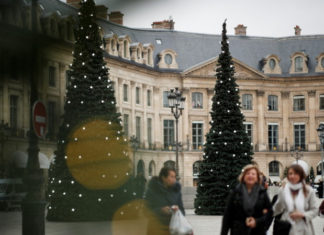 В Париже отменили праздничные мероприятия в честь Нового года