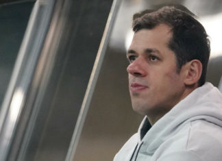 Малкин провел первую ледовую тренировку без ограничений