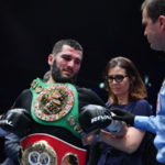 Российский боксер Бетербиев победил Маркуса Брауна нокаутом и защитил титулы WBC и IBF