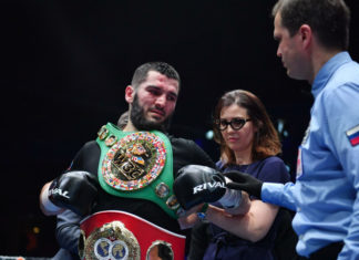 Российский боксер Бетербиев победил Маркуса Брауна нокаутом и защитил титулы WBC и IBF