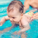 Плаванье для грудничков: в чём польза