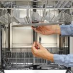 Потекла посудомоечная машина: что делать