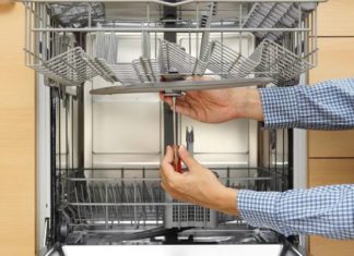 Потекла посудомоечная машина: что делать