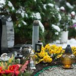Уход за могилой: кому доверить