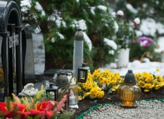 Уход за могилой: кому доверить