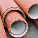 Как выбрать однослойные дренажные трубы: характеристики и материалы