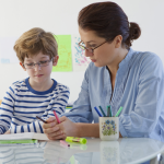 Что такое детский дефектолог и как он может помочь вашему ребенку?