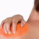 Плечевая боль при поднятии: причины и способы лечения