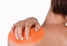 Плечевая боль при поднятии: причины и способы лечения