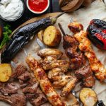 Шашлык с доставкой: свежий мясной деликатес и сочные овощи