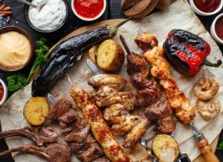 Шашлык с доставкой: свежий мясной деликатес и сочные овощи