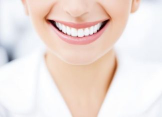 Отбеливание зубов в стоматологической клинике: методы и особенности