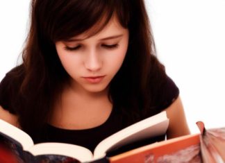 Почему стоит читать любовные романы: причины и польза для читателей