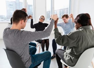 Групповой психоаналитик: механизмы работы, эффективность и преимущества групповой формы терапии психических расстройств