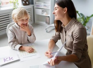 Развитие речи и коммуникативных навыков у школьников с помощью методов логопедии и дефектологии