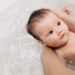 Польза и преимущества грудничкового плавания в бассейне для раннего развития и укрепления здоровья малышей