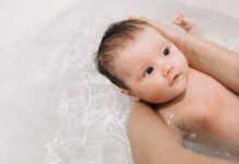 Польза и преимущества грудничкового плавания в бассейне для раннего развития и укрепления здоровья малышей