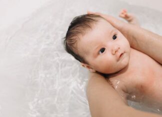 Польза и преимущества грудничкового плавания в бассейне для раннего развития и укрепления здоровья малышей