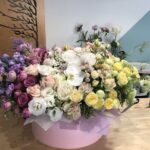 Креативные букеты от флористов LIGHT WOOD