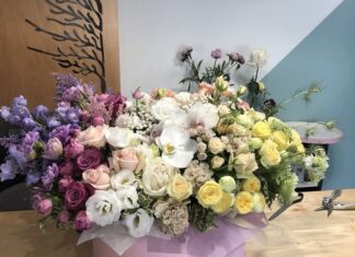 Креативные букеты от флористов LIGHT WOOD