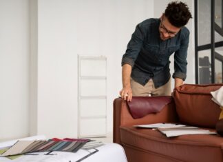 Перетяжка мягкой мебели антикогтевой тканью: стильное и практичное решение