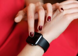 маникюр красный золото идеи и тренды 2023