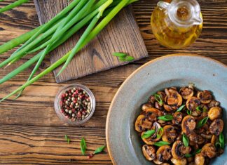 Салат с маринованными опятами простой рецепт