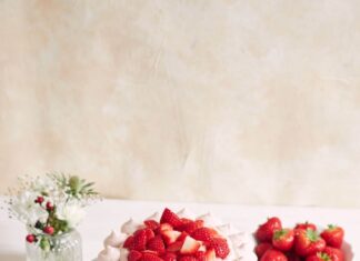 Рецепт тортика с клубникой и советы по украшению