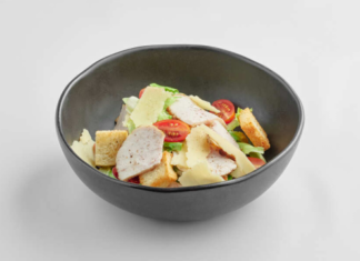 Вкусовые сочетания салата «Цезарь» с креветками в Chilly Pizza