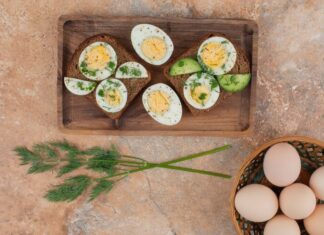 Рулетик из яйца простой рецепт с начинкой